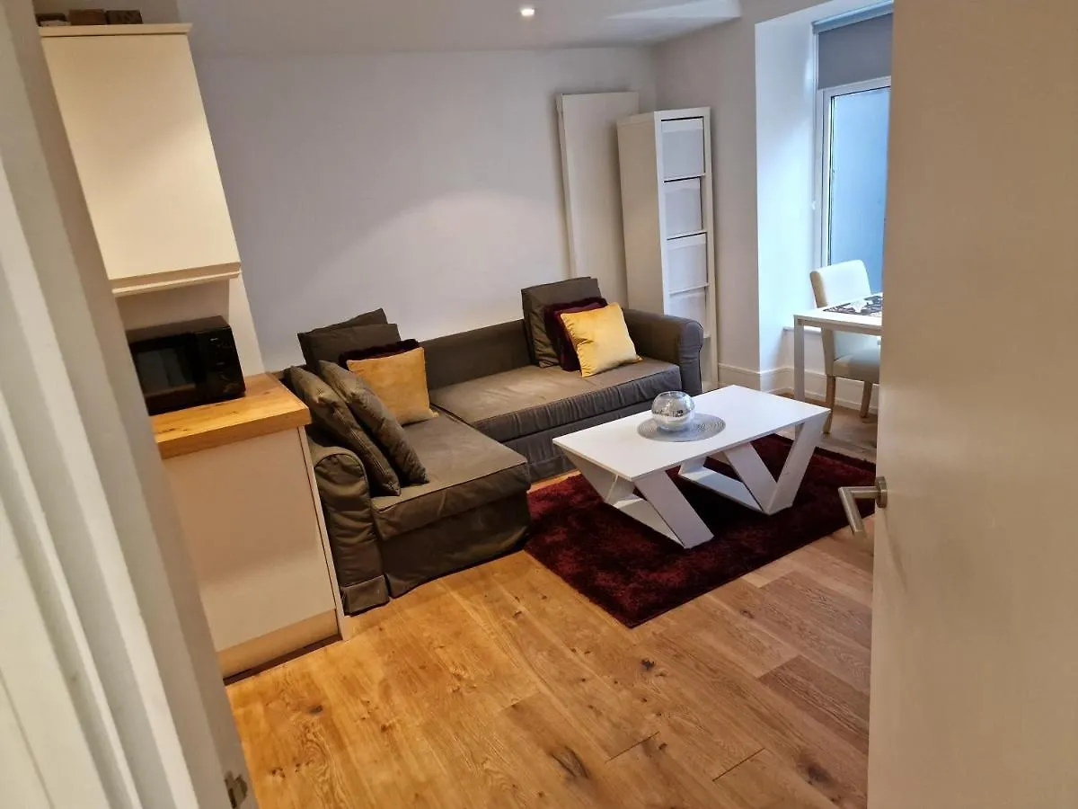 Lovely 1-Bed Apartment In London 0*,